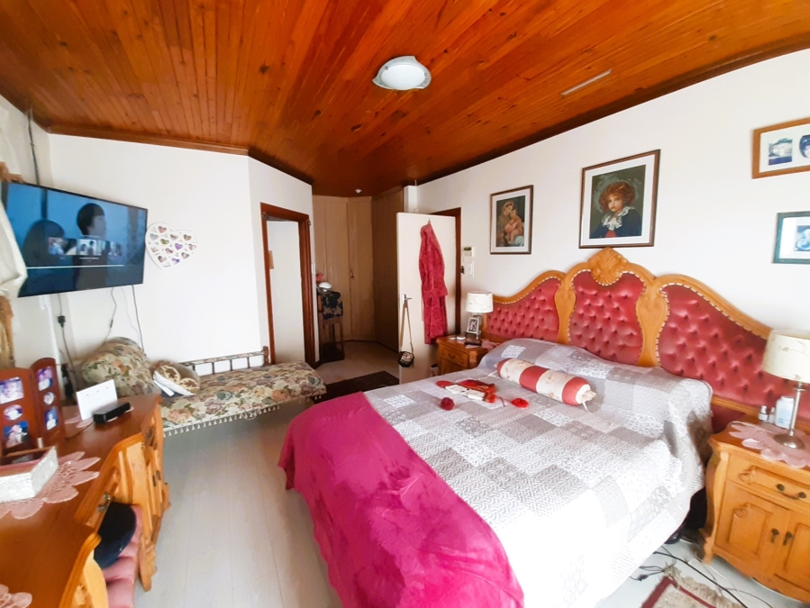 6 Bedroom Property for Sale in Paradise Beach Eastern Cape